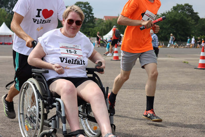 Rollstuhlfahrern mit Shirt für Vielfalt