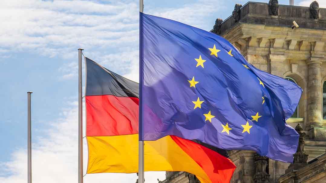 EU-Flagge und deutsche Flagge vor dem Reichstag